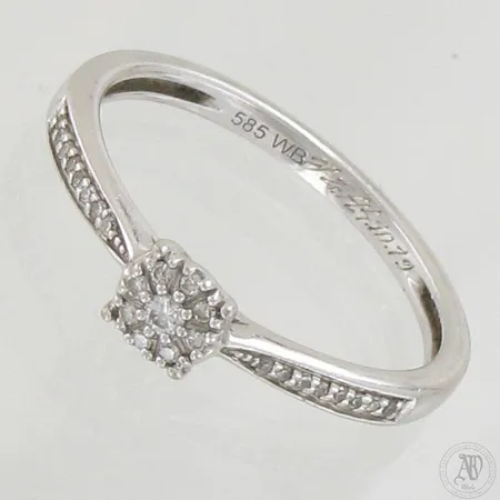 Timanttisormus 23xn.0.005ct 1xn.0.04ct, koko 17½, kaiverrettu, 585 valkokulta, paino 2,3g  