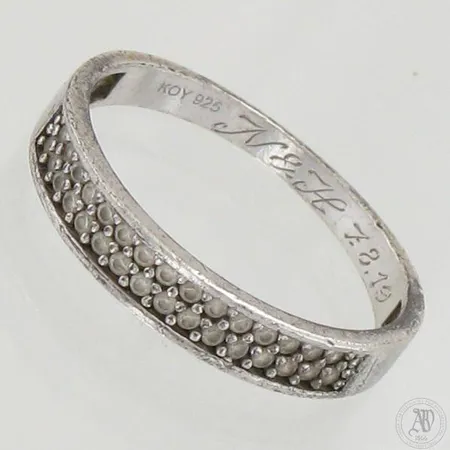 Kivisormus, koko 17½, kaiverrettu, 925br, paino 1,6g 