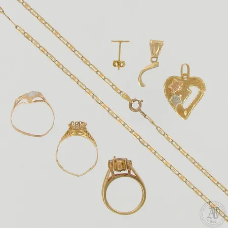 Viallinen kaulaketju, kaksi riipusta, korvakoru, kaksi sormusta ja kivisormus, 750br, paino 19,0g 