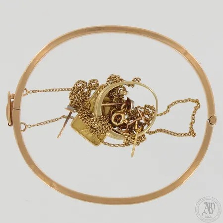 Viallinen kaulaketju, riipus, korvakoru, kivikorvakoru, timanttikorvakorut 2xn.0.005ct ja timanttisormus 9xn.0.01ct, rannerengas, 585br, paino 15,6g 