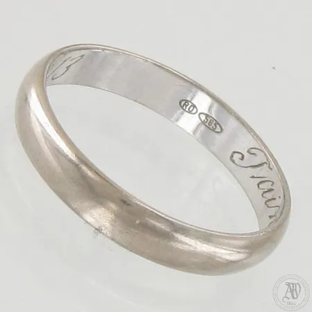 Sileä sormus, koko 19¼, kaiverrettu, 585 valkokulta, paino 3,0g 