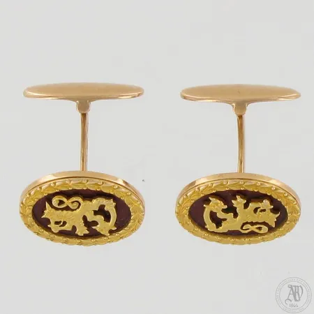 Emaloidut Suomen leijona-kalvosinnapit, kaiverrettu, korkeus ja leveys 18mm ja 15mm, 585br, paino 13,3g Paino: 13,3 g