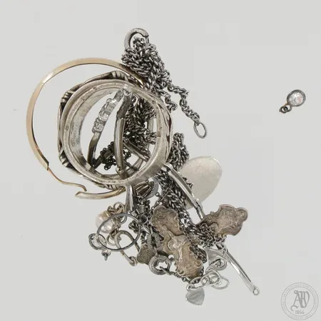 Viallisia koruja: kaksi kaulaketjua, kolme korvakorua, kaksi riipusta, kivirannekoru ja kaksi sormusta, 913-925, paino 38,6g 