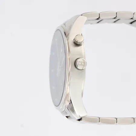 Teräsrannekello, Tommy Hilfiger Deacan, quartz, taulun 44mm, rannekkeen pituus 170mm, lisäpalat ja laatikko Lähetetään postipakettina.