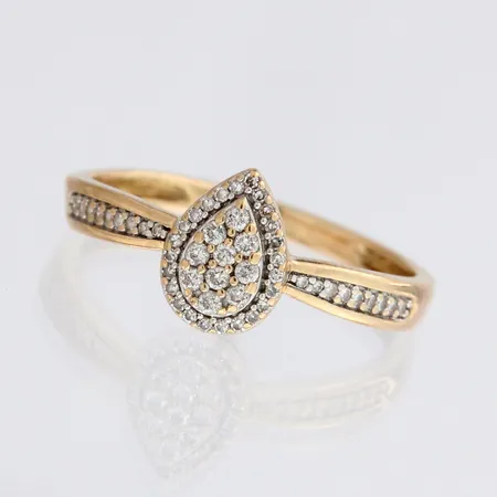 Timanttisormus 10xn.0.01ct 42xn.0.004-5ct, runko hieman vääntynyt, koko 16½, 585, paino 1,8g Paino: 1,8 g