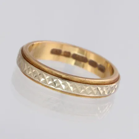 Kuvioitu sormus, koko 15, 750 kelta- ja valkokulta, paino 3,1g Paino: 3,1 g