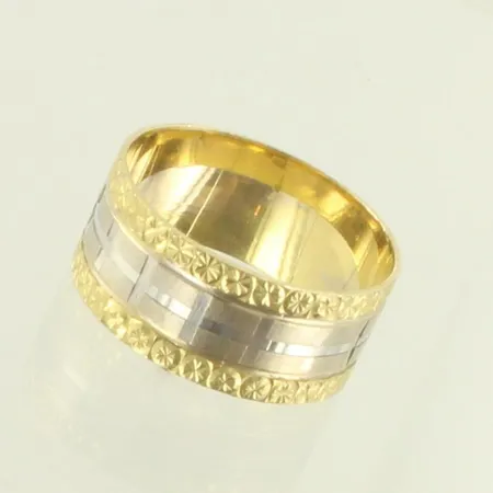 Kuvioitu sormus, leveys 8mm, koko 17, 585, paino 3,8g 