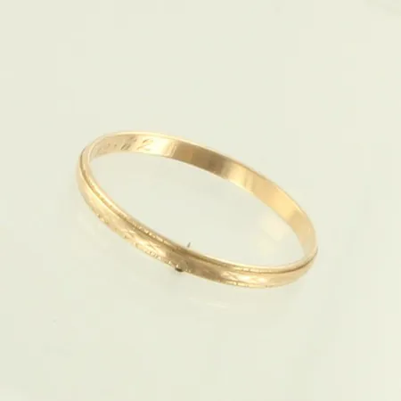 Kuvioitu sormus, kaiverrettu, koko 19¼, 585, paino 1,1g 