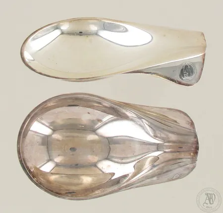 Kaksi piippukuppia, kaiverrettuja, design Tapio Wirkkala, vuodelta 1966, 916, paino 41,6g Paino: 41,6 g