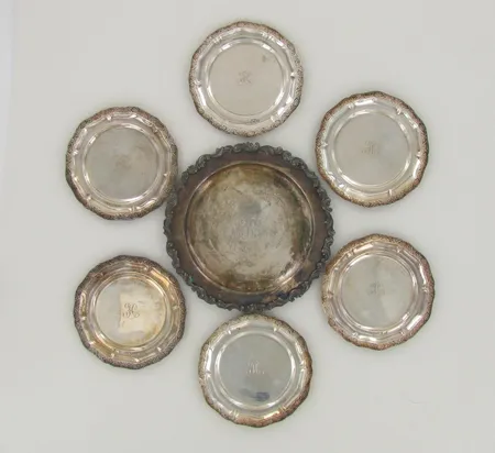 Seitsemän lautasta, kaiverrettuja, Ø 85 ja 125mm, 813, paino 209,0g Paino: 0 g