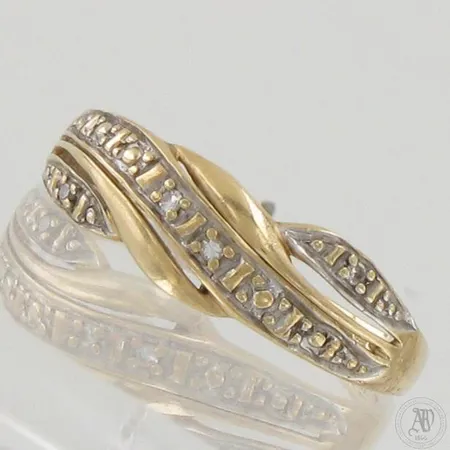 Timanttisormus 4xn.0.005ct, koko 17½, 585, paino 1,6g Paino: 1,6 g