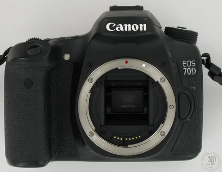 Kameranrunko Canon EOS 70D, akku ja laturi. Ei etutulppaa.  Lähetetään postipakettina.