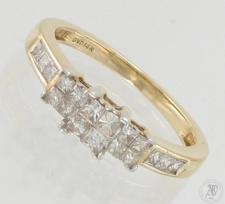 Timanttisormus 4xn.0.04ct 14xn.0.02ct, koko 17¼, 585, paino 2,7g Paino: 2,7 g