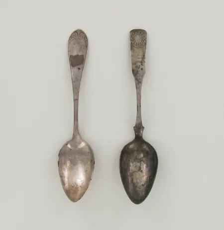 Kaksi ruokalusikkaa, pituudet 213mm, leimoilla 13L, tekijäleima O. R. Lundgren, vuosilta 1836 ja 1855, 800, paino 81,1g Paino: 81,1 g