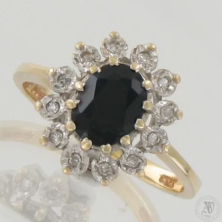 Sinisafiirisormus timanteilla 12xn.0.005ct, koko 17¾, korkeus edestä 14mm, 585br, paino 3,3g Paino: 3,3 g