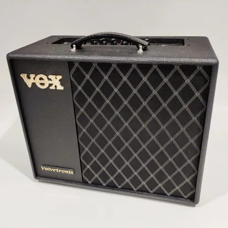 Kitaranvahvistin Vox VT40X ja jalkakytkin Vox VFS5. Ota yhteys panttilainaamoon kuljetusmaksusta sopimiseksi.