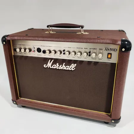 Kitaranvahvistin Marshall AS50D ja jalkapedaali Marshall pedl-91003. Ota yhteys panttilainaamoon kuljetusmaksusta sopimiseksi.
