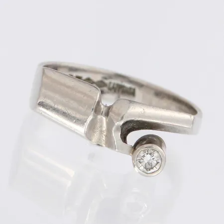 Timanttisormus 1xn.0.10ct, Lapponia Koru, vuodelta 1982, koko 17, 950 platinaa, paino 6,9g Paino: 6,9 g