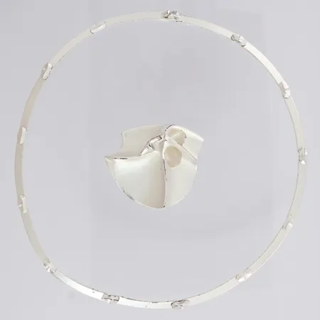 Rinta- /kaulakoru Lapponia Koru "labyrintti" design Björn Weckström, vuodelta 1982 ketjun pituus 41cm, 925, paino 46,1g Paino: 46,1 g