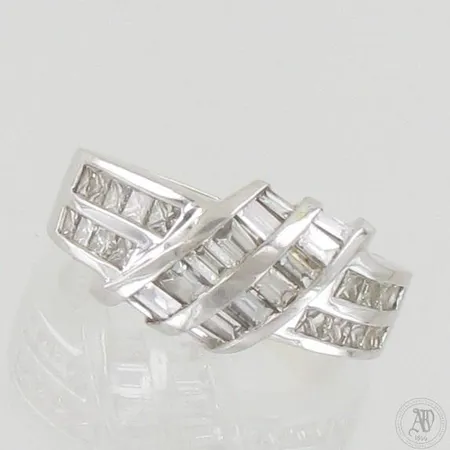 Timanttisormus 18xn.0.02-0.03ct 14xn.0.02ct, koko 17½, 585 valkokulta, paino 6,5g 
