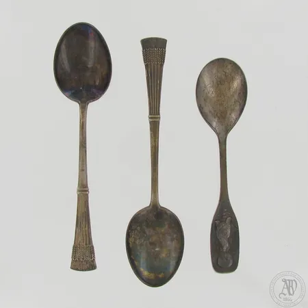 Kolme lusikkaa, kaiverrettuja, käytön jälkiä, pituudet 140-160mm, 813, paino 92,8g 