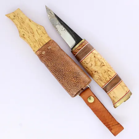 Puukko, puu ja luu kahvalla, terän pituus 50mm.