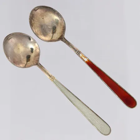 Kaksi emaloitua lusikkaa, toinen viallinen, pituus 100mm, 916br, paino 24,0g Paino: 24 g