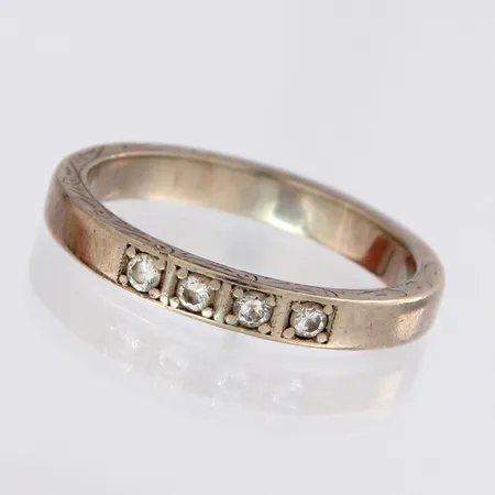 Timanttisormus 4xn.0.03ct, kaiverrettu, koko 17, 585 valkokultaa, paino 4,0g Paino: 4 g