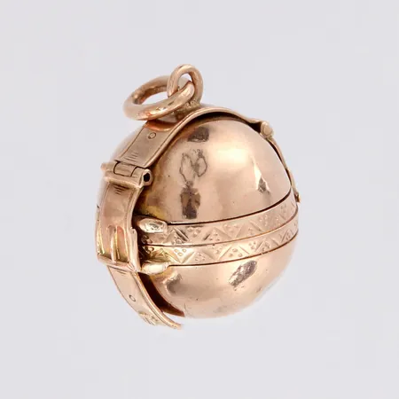 Medaljonki, käytön jälkiä, korkeus 28mm, 585br, paino 7,3g Paino: 7,3 g