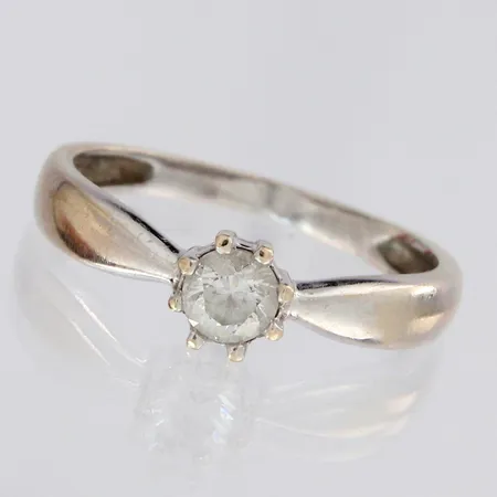 Kivisormus, koko 17, 585 valkokultaa, paino 1,9g Paino: 1,9 g