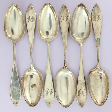 Kuusi ruokalusikkaa sileä, kaiverrettu, vuodelta 1920, pituus 210mm, 813, paino 265,2g Paino: 265,2 g