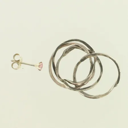 Sormus ja yksi kivikorvakoru, 830-925br, paino 4,1g Paino: 4,1 g