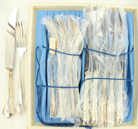 Kuusi ruokahaarukkaa ja -veistä, pituus 190mm ja 230mm, Chippendale, kaiverrettuja, 830 ja 830br, paino 248,5g ja 465,2g, laatikko