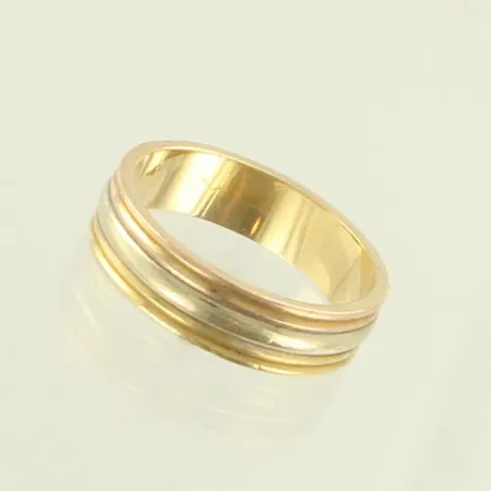 Kuvioitu sormus, koko 16¾, 750 kelta- ja valkokulta, paino 4,8g