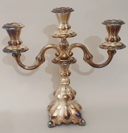 Kolmihaarainen kynttelikkö (kaksi osainen), kaiverrettu, korkeus 310mm, leveys 310mm, 830br, paino 1011,2g Paino: 1011,2 g