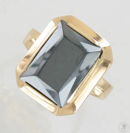 Onyx-kantasormus, käytön jälkiä, koko 18½, 585br, paino 6,7g Paino: 6,7 g