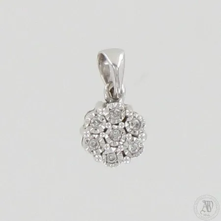 Timanttiriipus 7xn.0.005ct, korkeus 10mm, 585 valkokulta, paino 0,9g Paino: 0,9 g