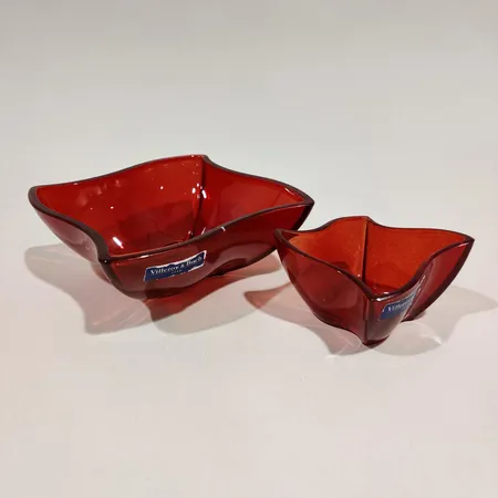 Kaksi kulhoa, Villeroy&Boch, mitat 14x14x5,5cm ja 8x8x4,5cm, punainen Paino: 0 g Lähetetään postipakettina.