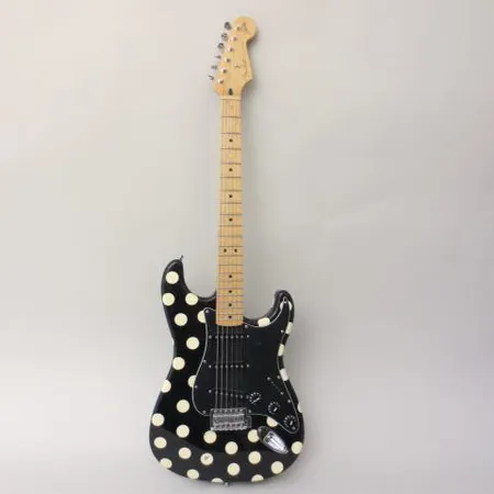 Sähkökitara Fender Stratocaster, "Buddy Guy" malli, sarjanumero MSN502697, valmistettu Meksikossa, tallan takaosan kansi puuttuu, kampi ja kitarapussi Fender.  