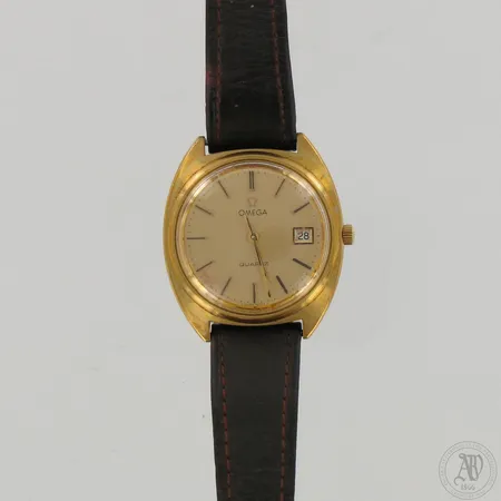 Teräsrannekello Omega nahkarannekkeella, quartz, caliber 1370, MD 196121, Ø 35mm, pituus 170-200mm, lasissa naarmuja ja kuoressa pieniä käytön jälkiä, takuutodistus 12.3.1980 ja laatikko. Ei patteria.