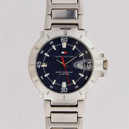 Teräsrannekello, Tommy Hilfiger, quartz: paristo loppuntu, lasissa pieni jälki, ref. F90267, taulun Ø 44mm, rannekeen pituus 180mm