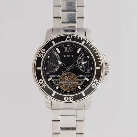 Teräsrannekello, Timex, automaatti, ref. T2M513, taulun Ø 44mm, lasissa pieni naarmu, rannekeen pituus 180mm Lähetetään postipakettina.
