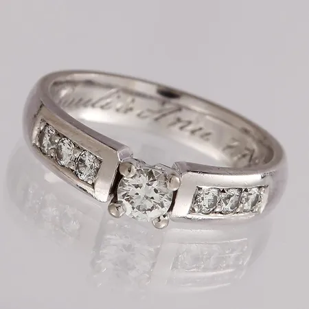 Timanttisormus 1xn.0.20ct 6xn0.04ct, kaiverrettu, koko 16¼, Sandberg, 750 valkokulta, paino 5,5g Paino: 5,5 g