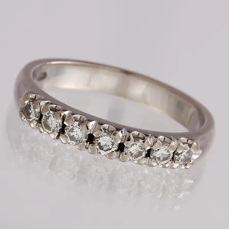 Timanttisormus 7xn.0.04ct, koko 16, 750 valkokulta, paino 3,3g Paino: 3,3 g