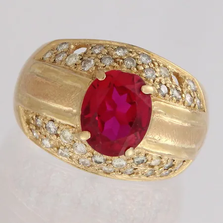 Kivisormus timanteilla 35xn.0.02ct, (kolme timantti puuttuu, yksi timantti lohjennut ja osa istutuksista löysynyt), kivessä kulumaa ja lohkeama, koko 19, 750br, paino 11,9g Paino: 11,9 g
