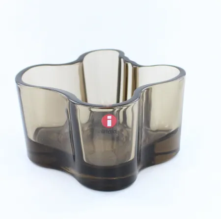 Kynttilälyhty Aalto, Iittala, ruskea, korkeus 55mm, halkaisija 105mm Lähetetään postipakettina.