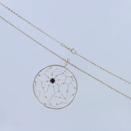 Granaattikaulakoru, Kalevala Koru Carmen, ketjun pituus 82cm, riipuksen Ø 55mm, 925br, paino 32,2g 