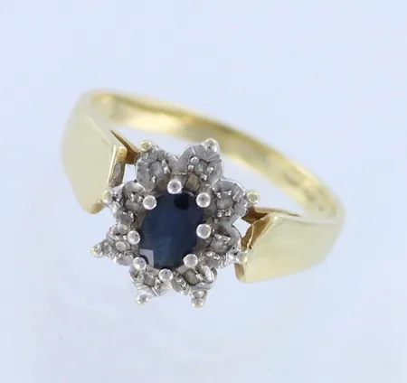 Kivisormus timanteilla 8xn.0.005ct, koko 18, 585br kelta- ja valkokulta, paino 4,0g Paino: 4 g

**Kuvausta muutettu 5.1.2021**