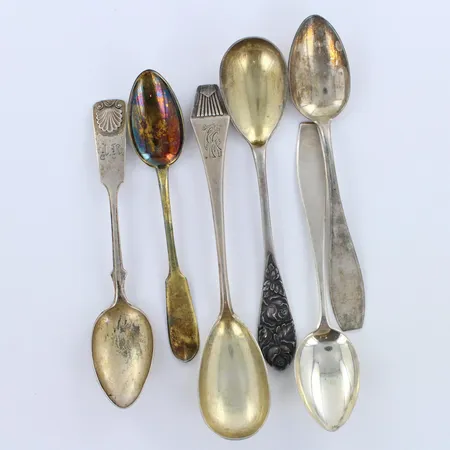 Kuusi kahvilusikkaa, osa kaiverrettuja, käytön jälkiä, pituus 115-140mm, 813hopea, paino 78,3g Paino: 78,3 g