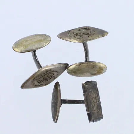 Kolme kalvosinnappia, kaiverrettu, korkeus 12-14mm, 813hopea, paino 16,7g 